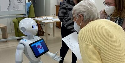 Roboter Pepper besucht die WG Köln Sülz