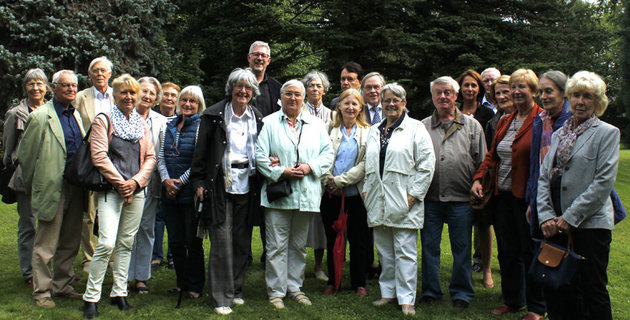 Mitglieder der Bürgervereinigung Rodenkirchen im Park von Michaelshoven