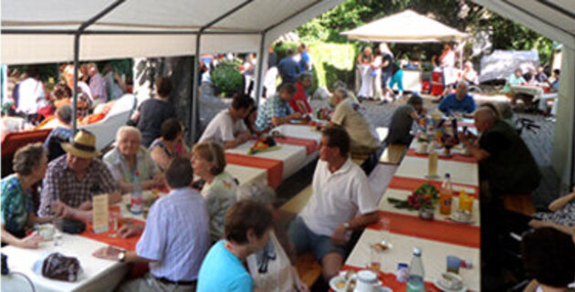 Feiernde Besucher beim Sommerfest 2015 des Bodelschwingh-Hauses