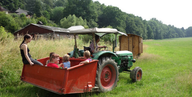 Mehrere Kinder aus Stephansheide in einem Traktor-Anhänger