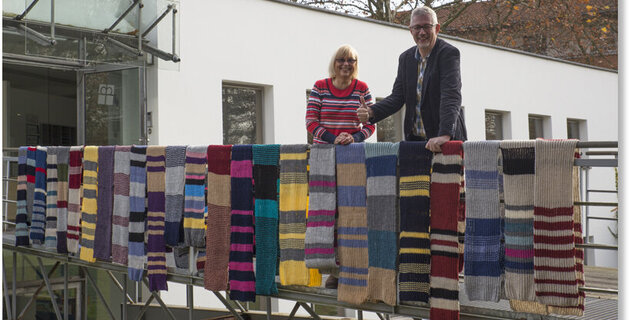 Die Spenderin mit zahlreichen Schals für die Flüchtlingshilfe der Diakonie Michaelshoven.