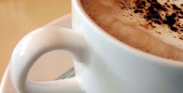 Eine Tasse Milchkaffee in der Cafeteria in Haus Segenborn.