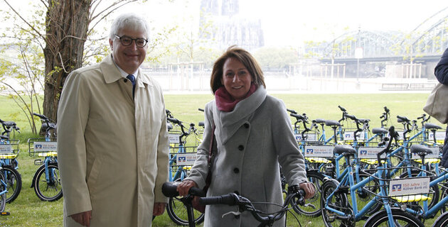 Frau und Mann mit Fahrrad