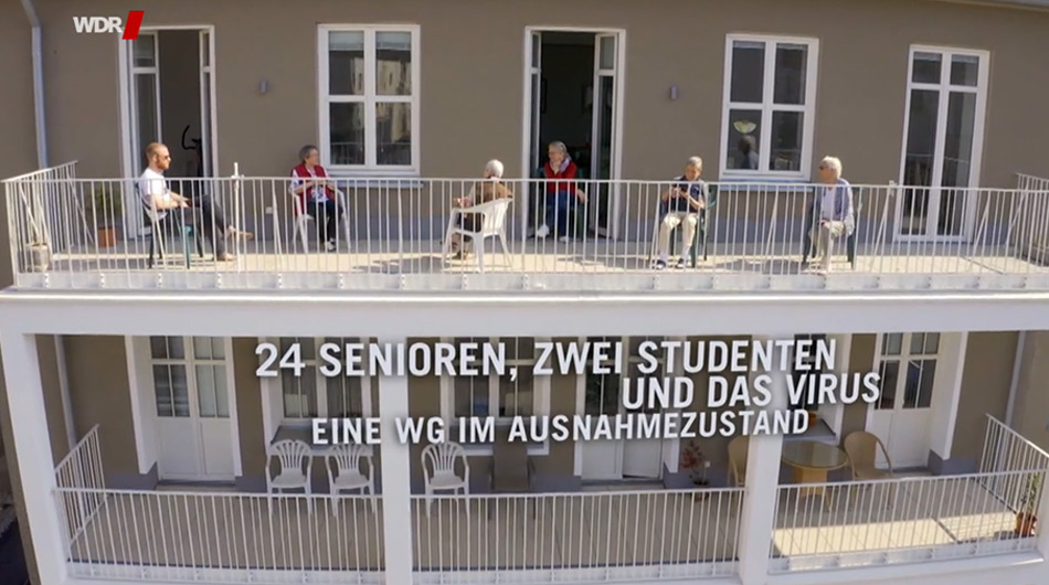 Betreutes Wohnen für Senioren in Köln-Sülz: Senioren sitzen auf einem der Balkone.