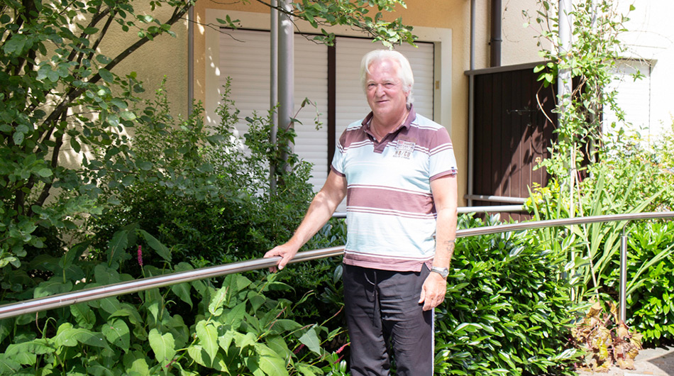 Ein Bewohner im Garten des Ernst-Christoffel-Hauses in Nümbrecht