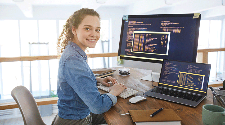 Eine junge Frau arbeitet für ihre Ausbildung am Computer.