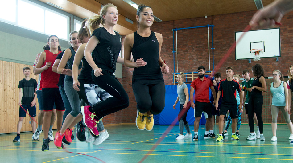 Eine Gruppe Schüler der Ausbildung zum Gymnastiklehrer am Berufskolleg Michaelshoven beim Sport.