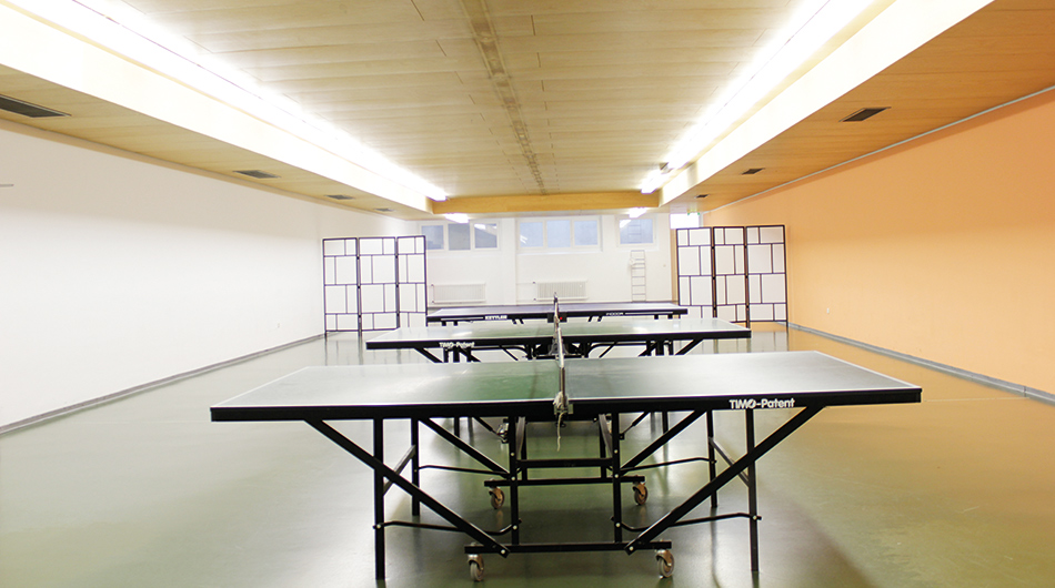 Tischtennis-Platte in einem großen Raum