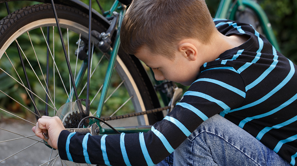 Junge repariert Fahrrad 