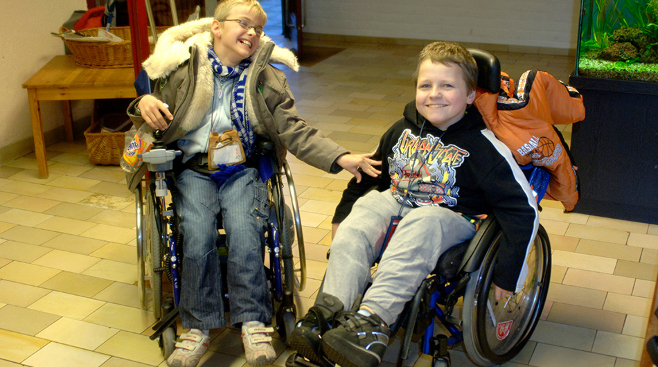 Zwei Jungen mit Körperbehinderung im Rollstuhl
