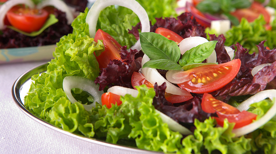 Salat essen in der Mensa der Diakonie Michaelshoven