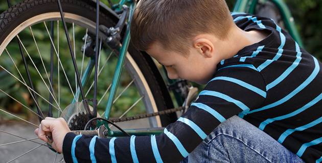 Junge repariert Fahrrad